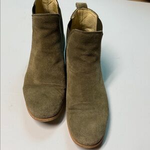 Men's Chukka Boots in Olive Suede